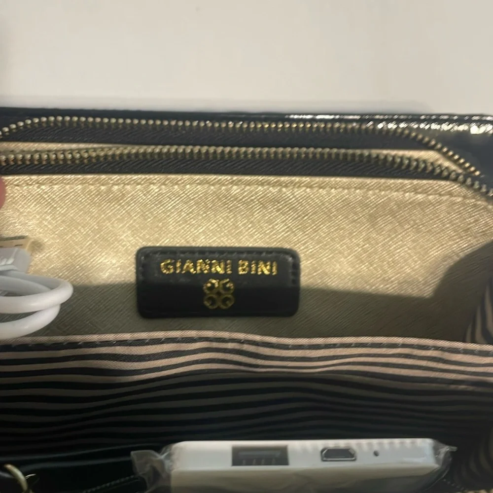 Gianni Bini NWT🖤 Charged up purse with Power Bank - Picture 7 of 17